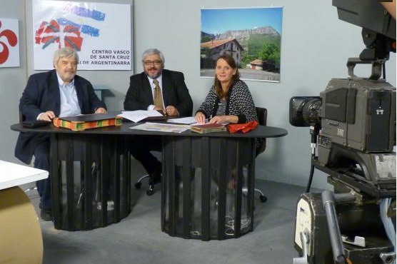 Roberto Arizmendi, Miguel Auzoberria y Marta Goyheneix, presentadores de 'Sala Euskaldun' (foto Diario Tiempo Sur)